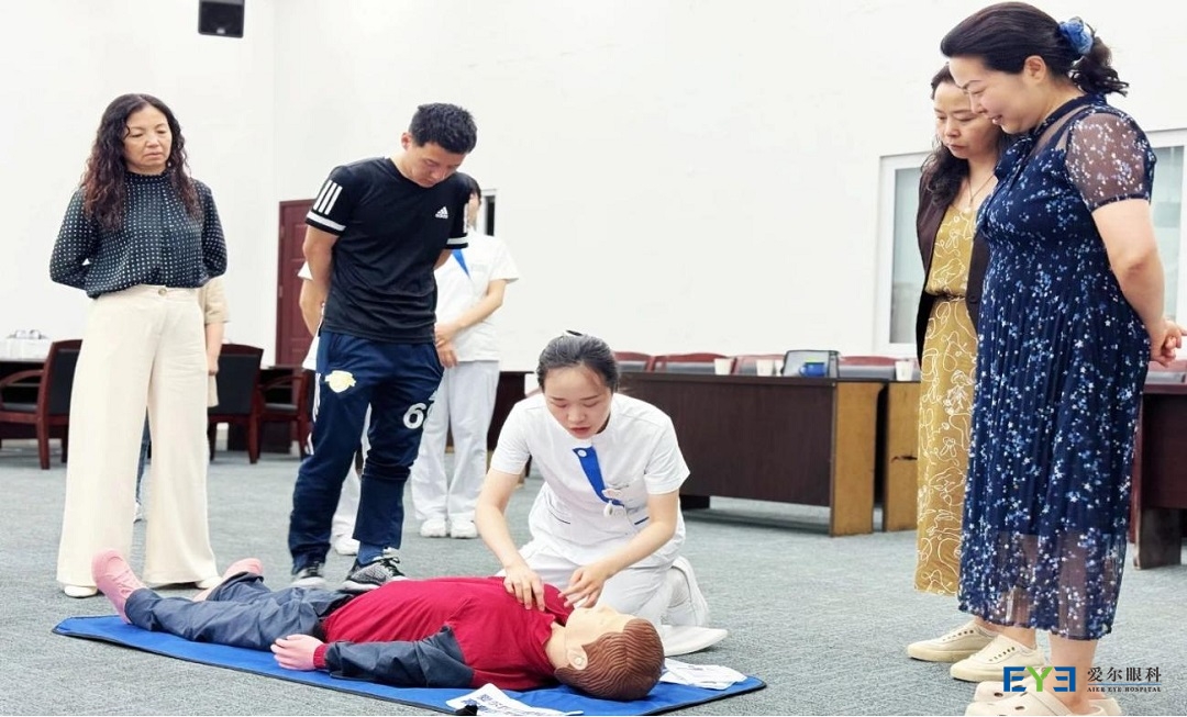 以真实案例切入，通过视频演示与模型操作，详细讲解心肺复苏（CPR）的步骤