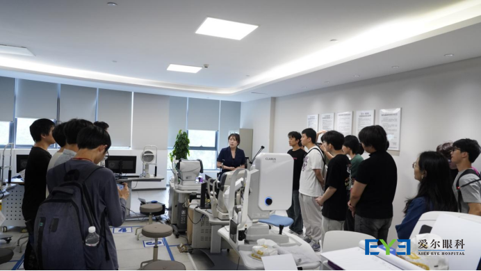 “全球有800多家爱尔眼科医院，四川眼科医院是爱尔集团1+8+n战略中，最先投入运营的8家区域眼科医疗中心之一……”工作人员为大家介绍道2