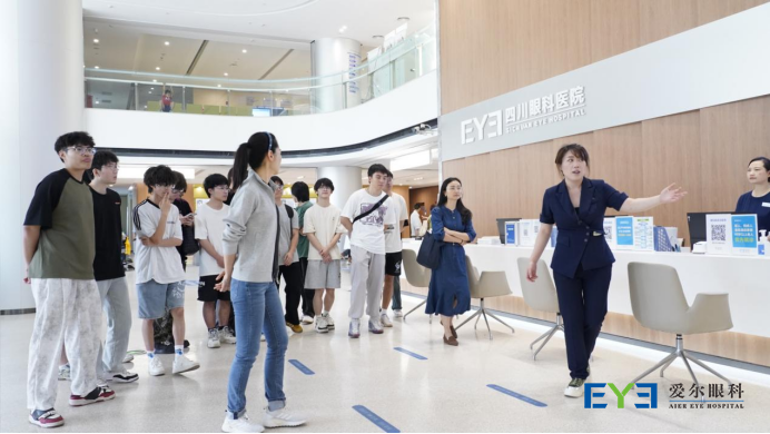 “全球有800多家爱尔眼科医院，四川眼科医院是爱尔集团1+8+n战略中，最先投入运营的8家区域眼科医疗中心之一……”工作人员为大家介绍道